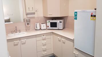 Kühlschrank, Mikrowelle, Wasserkocher, Kochgeschirr/Geschirr/Besteck