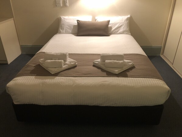 Iron/ironing board, free WiFi, bed sheets - Port Pirie Accommodation and Apartments (Risdon Park)