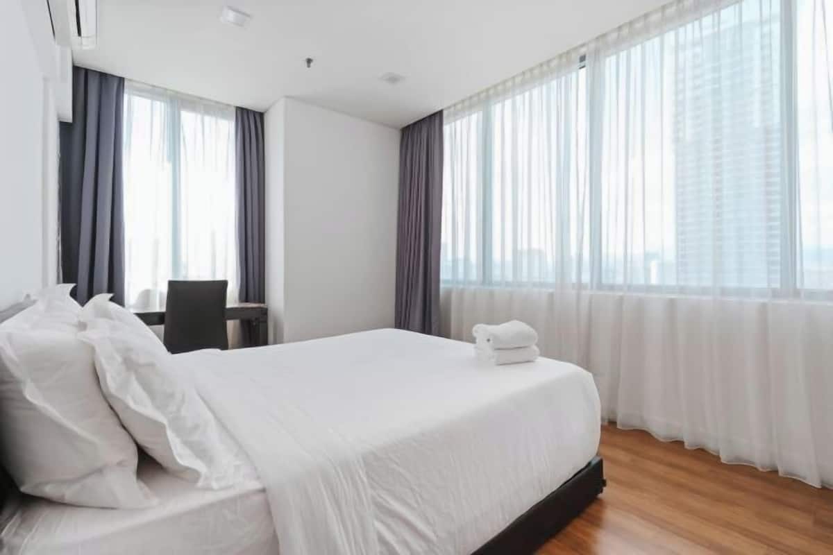 2 bedrooms, in-room safe, individually decorated, individually furnished