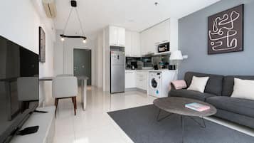 Monolocale Standard, 1 letto queen, balcone | Area soggiorno | Smart TV 41 pollici con canali digitali, TV, Netflix