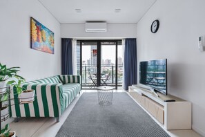 Departamento superior, 1 cama Queen size, cocina | Área de sala de estar | Smart TV de 41 pulgadas con canales digitales, televisión y Netflix