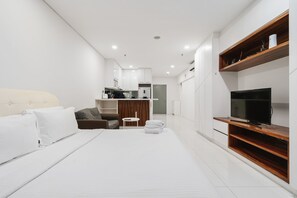 Standard Studio, 1 Queen Bed, Balcony