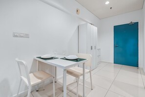 Standard Studio, 1 Queen Bed, Balcony | Dining room