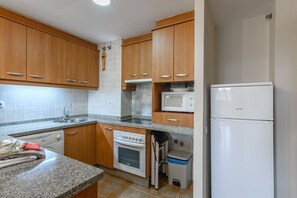 Frigorífic, microones, forn i cafetera i tetera 