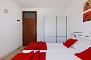 Goat. Sea View Apartment with Panoramic Balcony | 高档床上用品、Select Comfort 床、客房内保险箱、办公桌