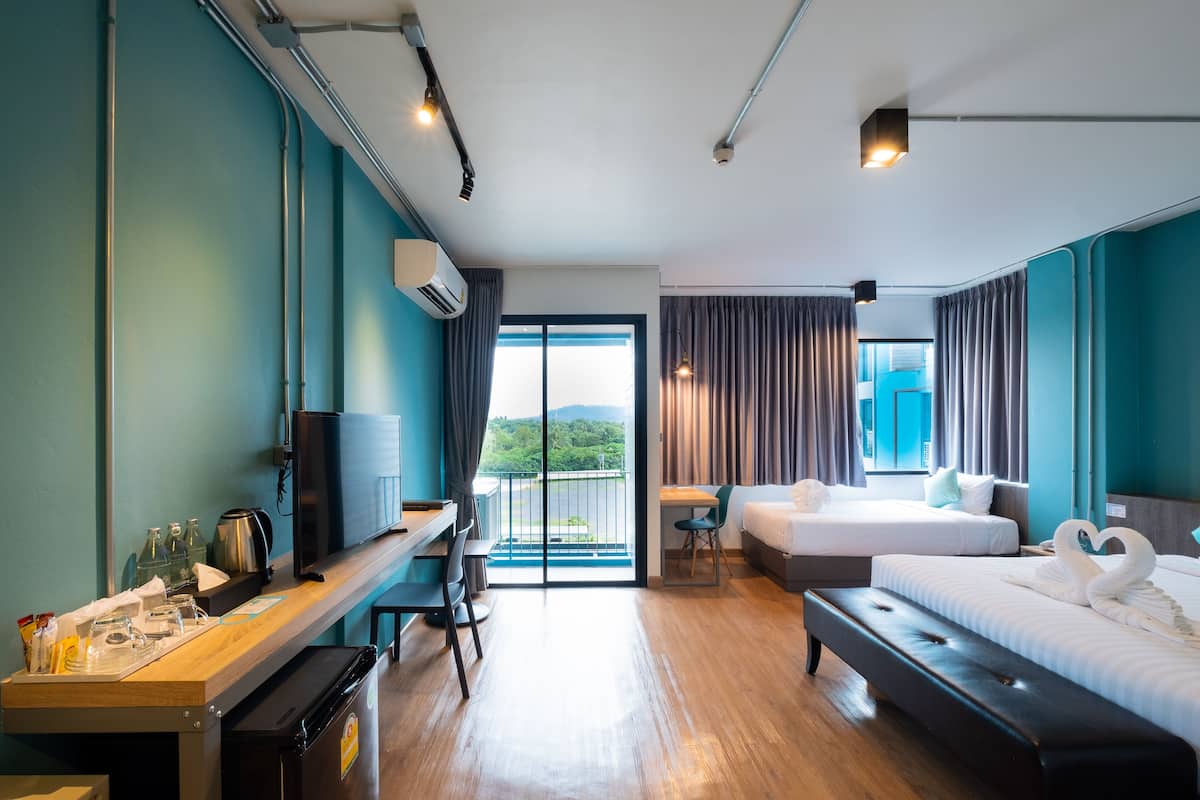 Luxe driepersoonskamer | Een bureau, verduisterende gordijnen, gratis wifi, rolstoeltoegankelijk