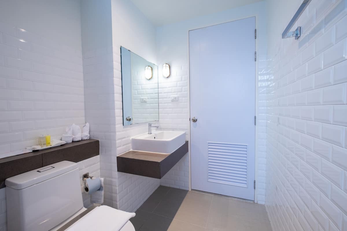 deluxe triple room | bathroom | shower, rainfall showerhead, free toiletries, hair dryer