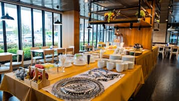 Desayuno buffet (THB 150 por persona) 