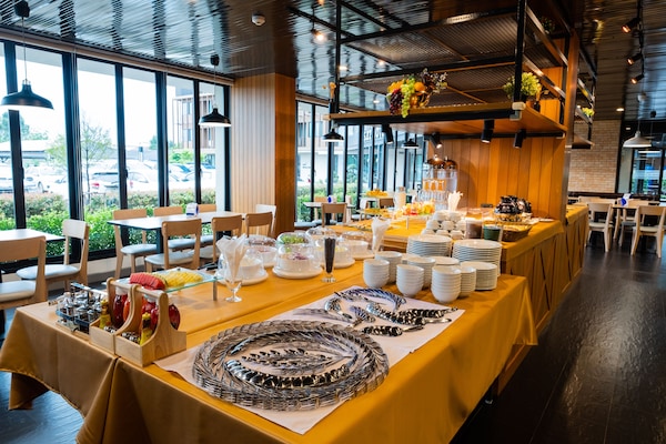 Daily buffet breakfast (THB 200 per person)