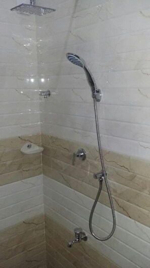 Suihku, sadesuihkupää, ilmaiset hygieniatuotteet