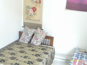 1 makuuhuone, työpöytä, silitysrauta/-lauta