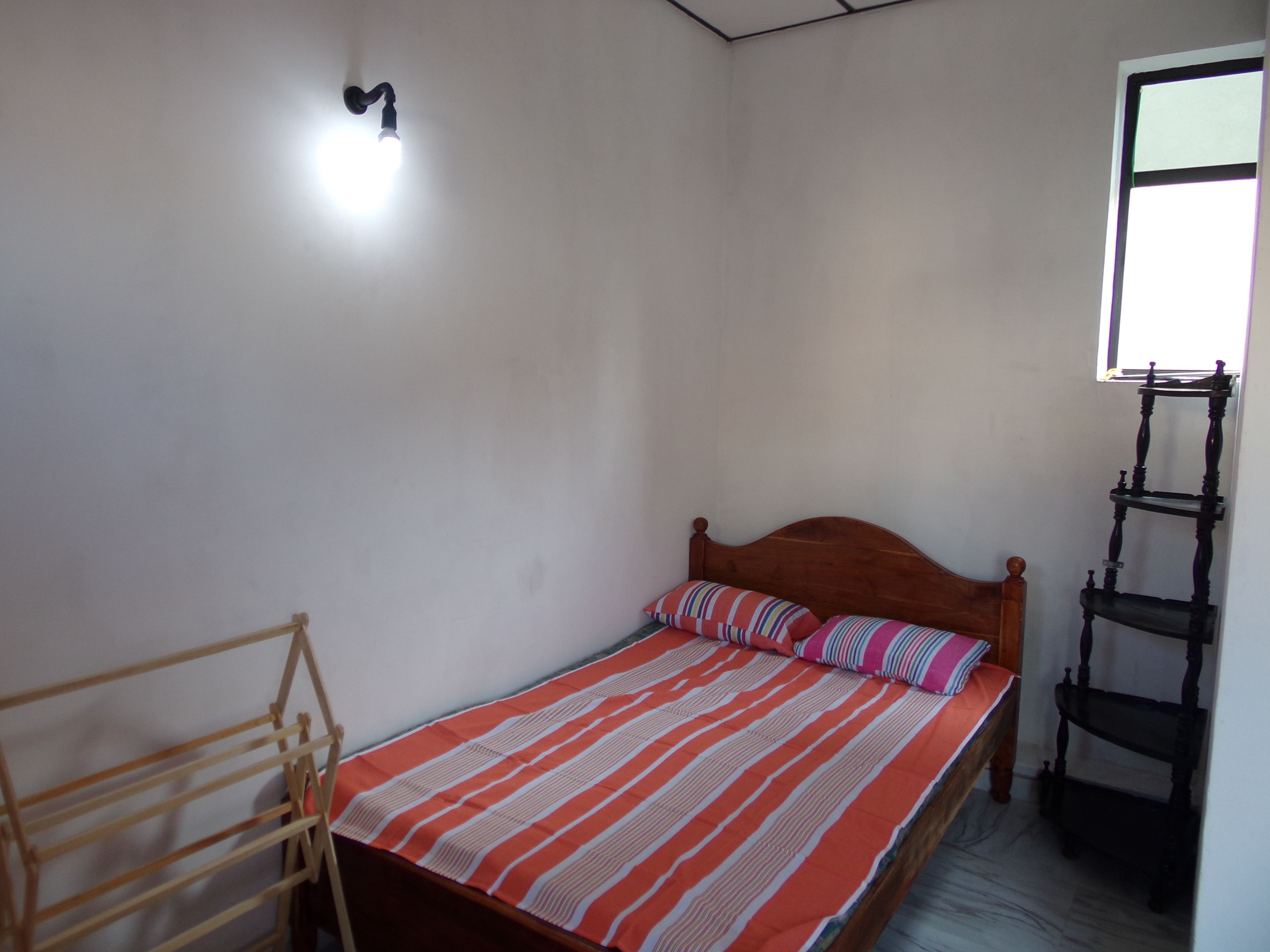 1 makuuhuone, työpöytä, silitysrauta/-lauta