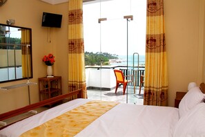 Desk, soundproofing, iron/ironing board, free WiFi - Queens Beach Hotel (Tangalle)