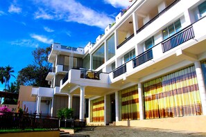Front of property - Queens Beach Hotel (Tangalle)