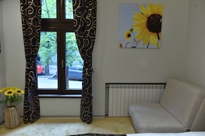 Tremannsrom – comfort | Minibar, safe p å rommet, skrivebord og blendingsgardiner