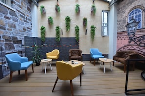 Coin salon dans le hall