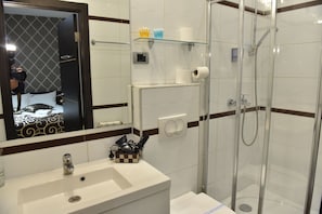 Comfort Triple Room | Bathroom | Shower, free toiletries, hair dryer, towels - City Code In Joy (Belgrade)