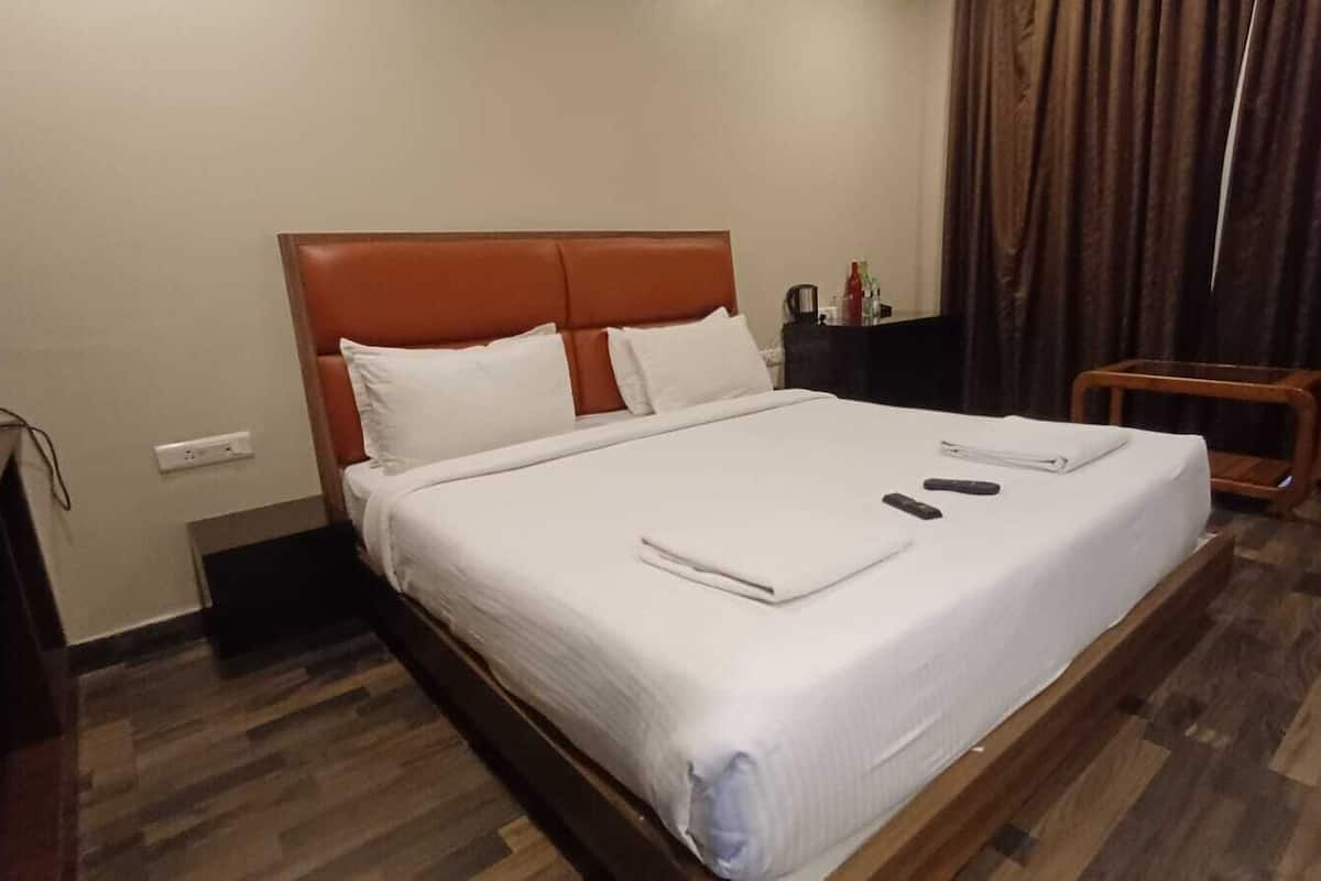 1 bedroom, individually decorated, individually furnished, desk