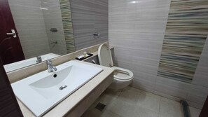 Shower, rainfall showerhead, free toiletries, bidet