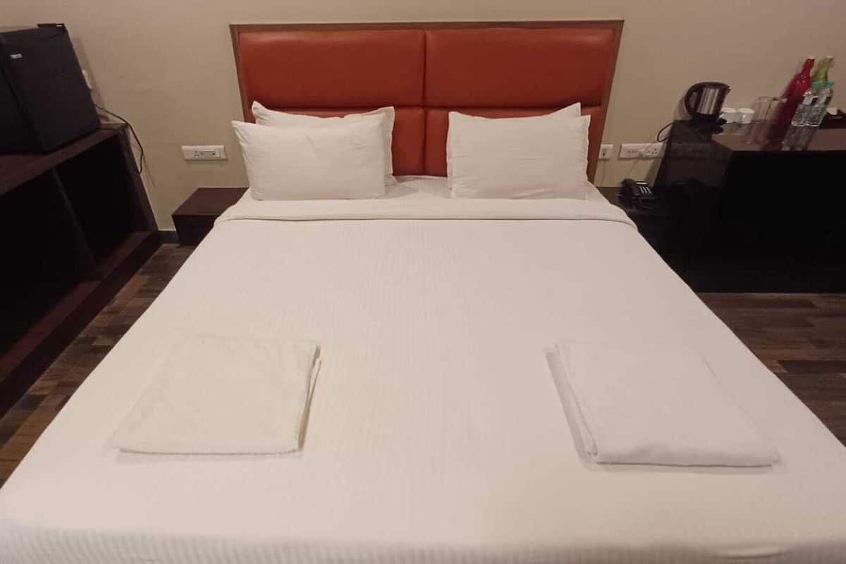 Executive Room | 1 bedroom, individually decorated, individually furnished, desk