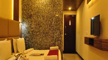 1 bedroom, individually decorated, individually furnished, desk