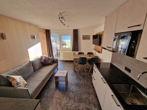 Condo tiện nghi đơn giản, 2 phòng ngủ, không hút thuốc, cạnh núi | Khu phòng khách | TV màn hình phẳng 
