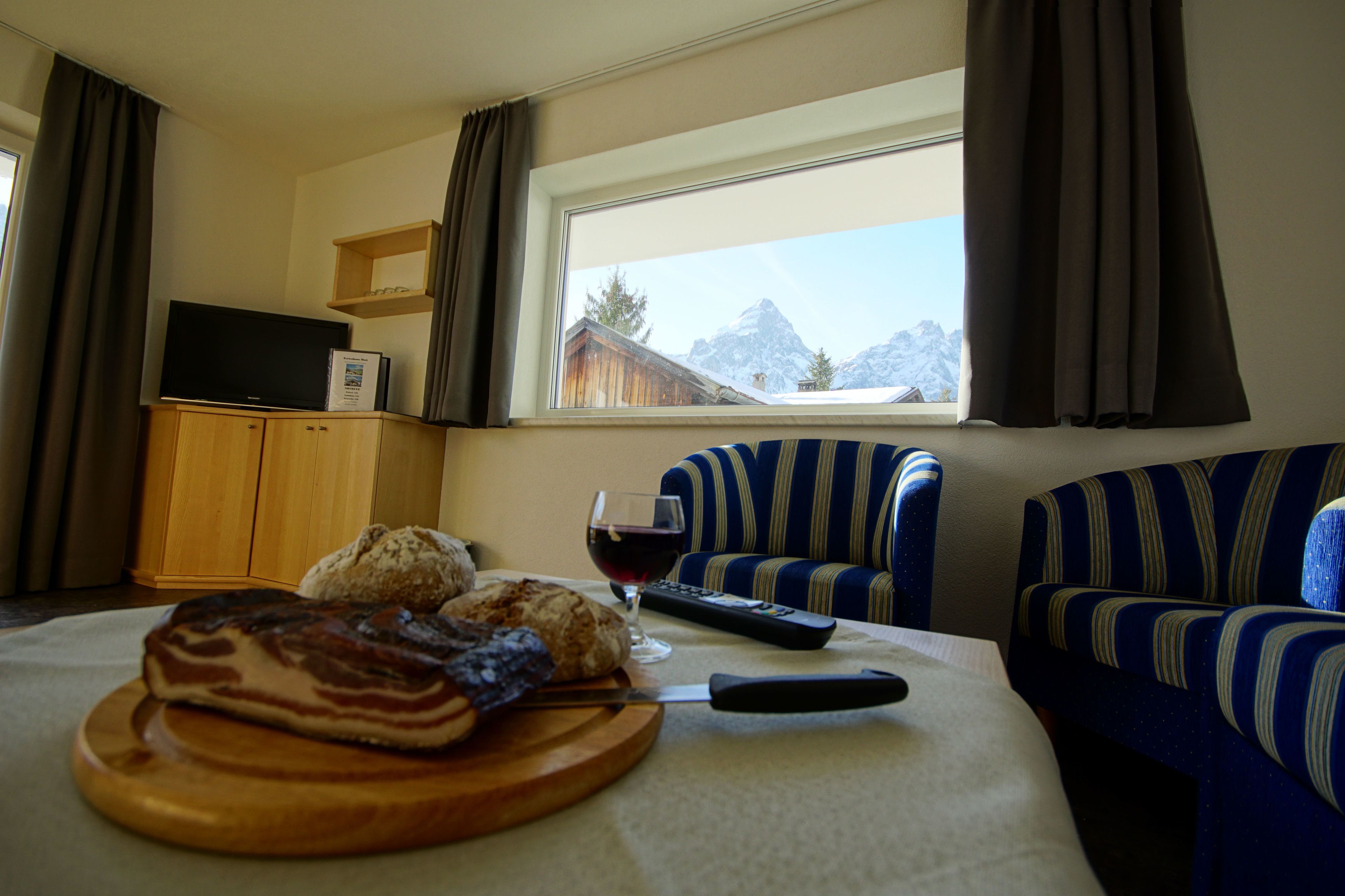 Family Apartment, 2 Bedrooms, Non Smoking, Mountainside | Living area | Flat-screen TV