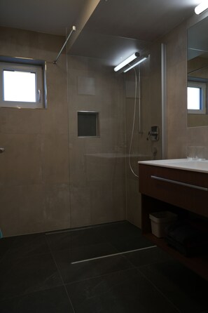 Comfort-Apartment, 2 Schlafzimmer, Nichtraucher, Bergseite | Badezimmer | Dusche, Handtücher