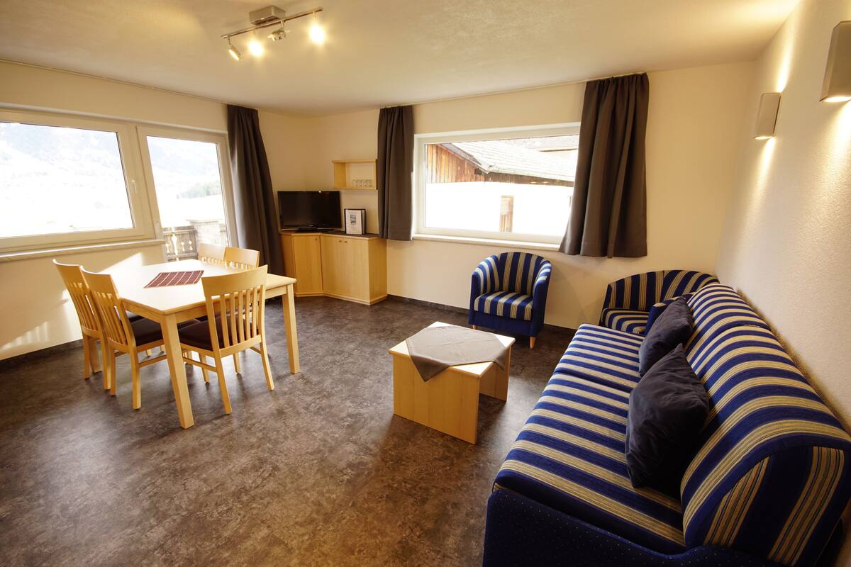 Familienapartment, 2 Schlafzimmer, Nichtraucher, Bergseite | Wohnbereich