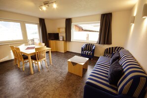 Familie appartement, 2 slaapkamers, niet-roken, uitzicht op gebergte | Woonruimte | Een flatscreentelevisie