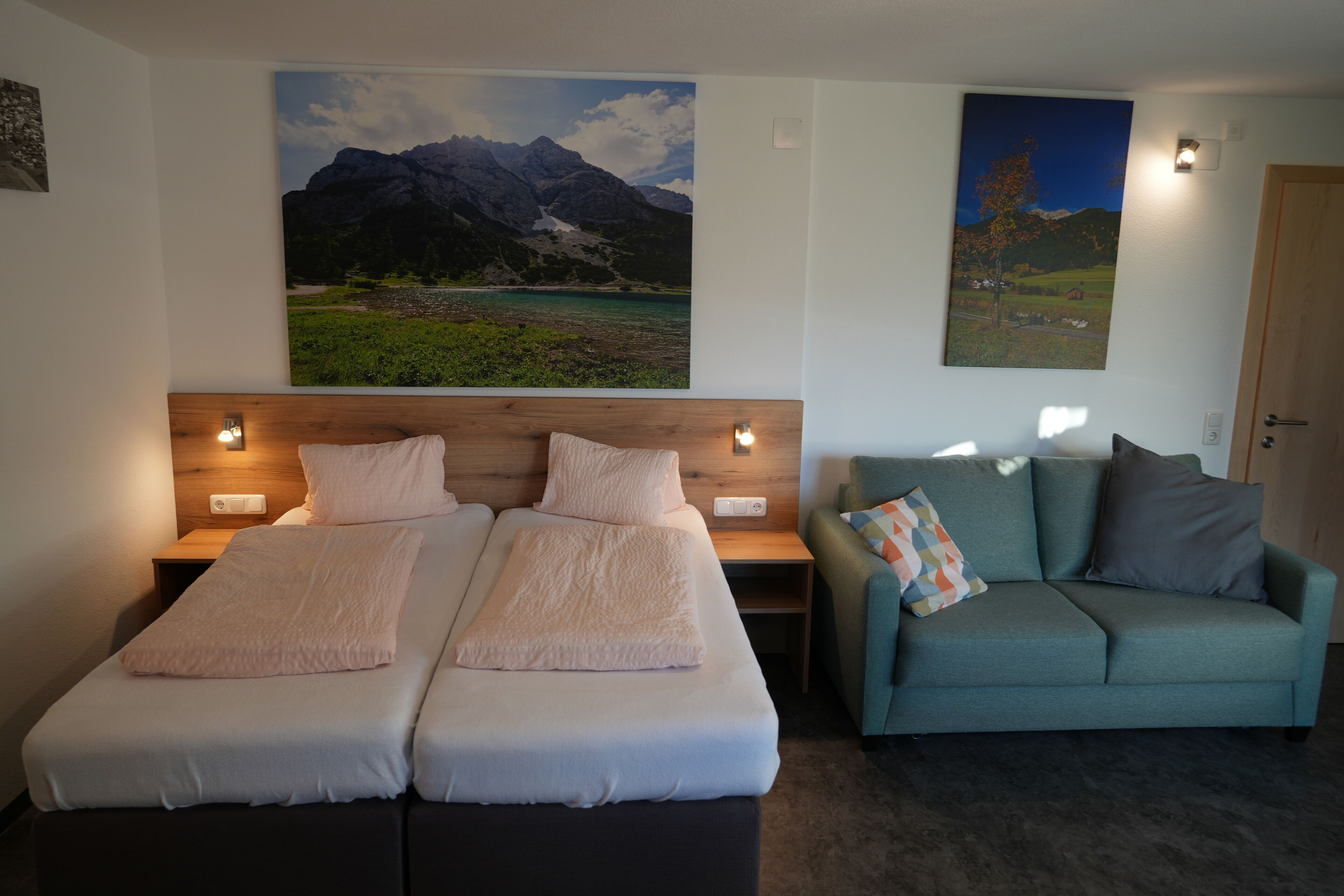 Studio – comfort, 1 queensize-seng med sovesofa, ikke-røyk, ved fjell | Oppholdsområde | Flatskjerm-TV