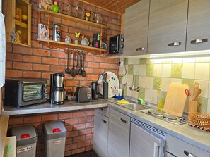 Kühlschrank, Mikrowelle, Ofen, Wasserkocher mit Kaffee-/Teezubehör