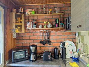 Geladeira, micro-ondas, fogão, cafeteira/chaleira