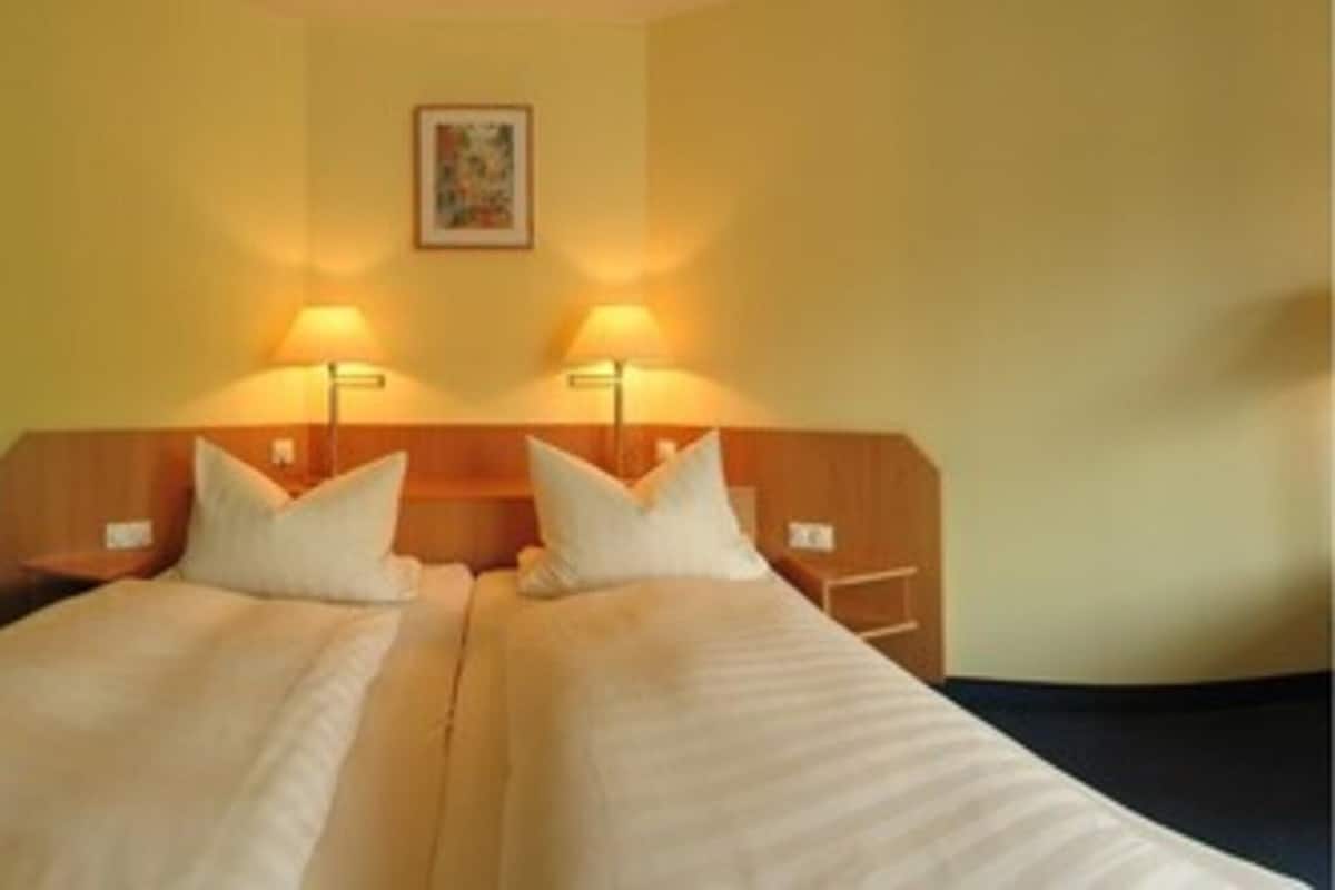 Luxe beddengoed, een minibar, een kluis op de kamer, een bureau