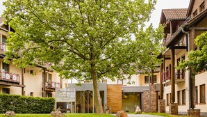 En innergård omgiven av träd, med en byggnad som bär namnet ”Bastionhaus”.