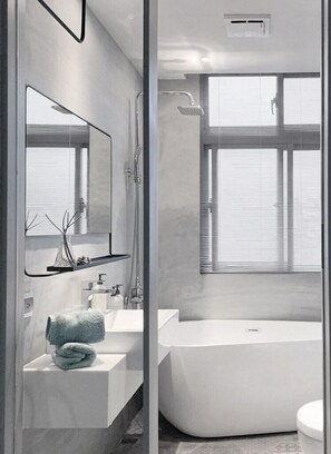 Gallery Penthouse | Deep soaking bathtub - The Door Inn (Taipei)
