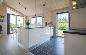 Fridge, stovetop, dishwasher, coffee/tea maker - Awesome home in Tarm with WiFi (Tarm)