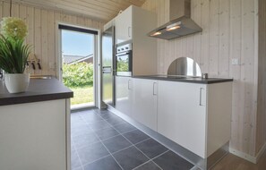 Fridge, stovetop, dishwasher, coffee/tea maker - Awesome home in Tarm with WiFi (Tarm)