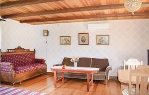 TV - Nice home in Lenhovda with kitchen (Lenhovda)