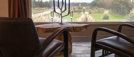 Suite Romantique, bain à remous (L'Authentique) | Vue de la chambre