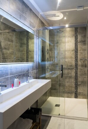 ロマンティック スイート スパ浴槽 (La Vintage) | バスルーム | 個別の浴槽とシャワー、ジェットバス、水圧マッサージシャワー、バスアメニティ (無料)