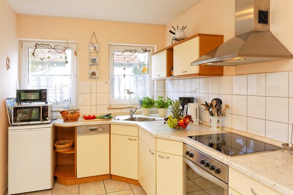 KĂŒhlschrank, Mikrowelle, Ofen, GeschirrspĂŒler