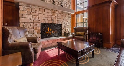 Modern Condo in Heart of Village, 1st floor, Steps to Gondola & all Amenities