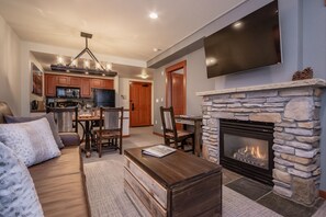 Téléviseur connecté, foyer, lecteur de DVD, livres