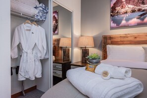 1 habitación, caja de seguridad en la habitación y escritorio 