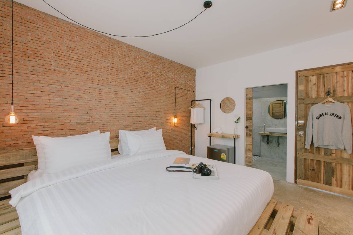 B Room - Standard King Room | Zustellbetten, kostenloses WLAN, Bettwäsche