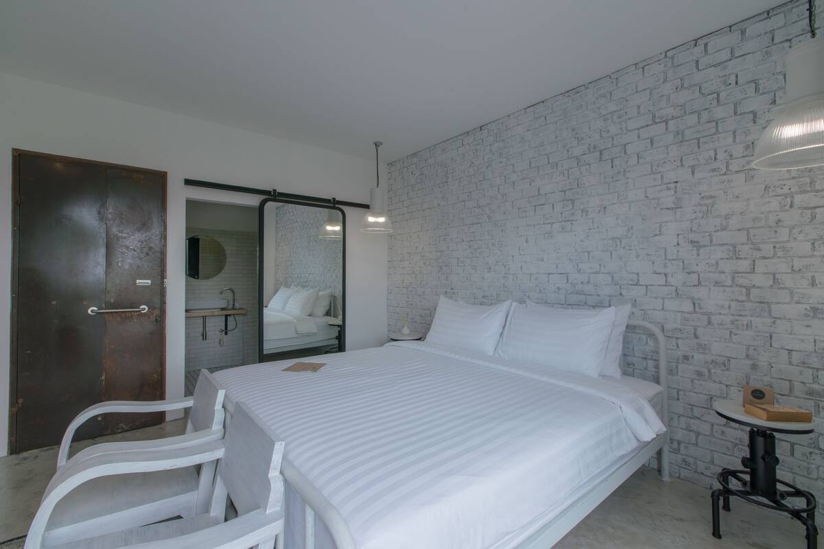 W Room - King Room with Balcony | Zustellbetten, kostenloses WLAN, Bettwäsche