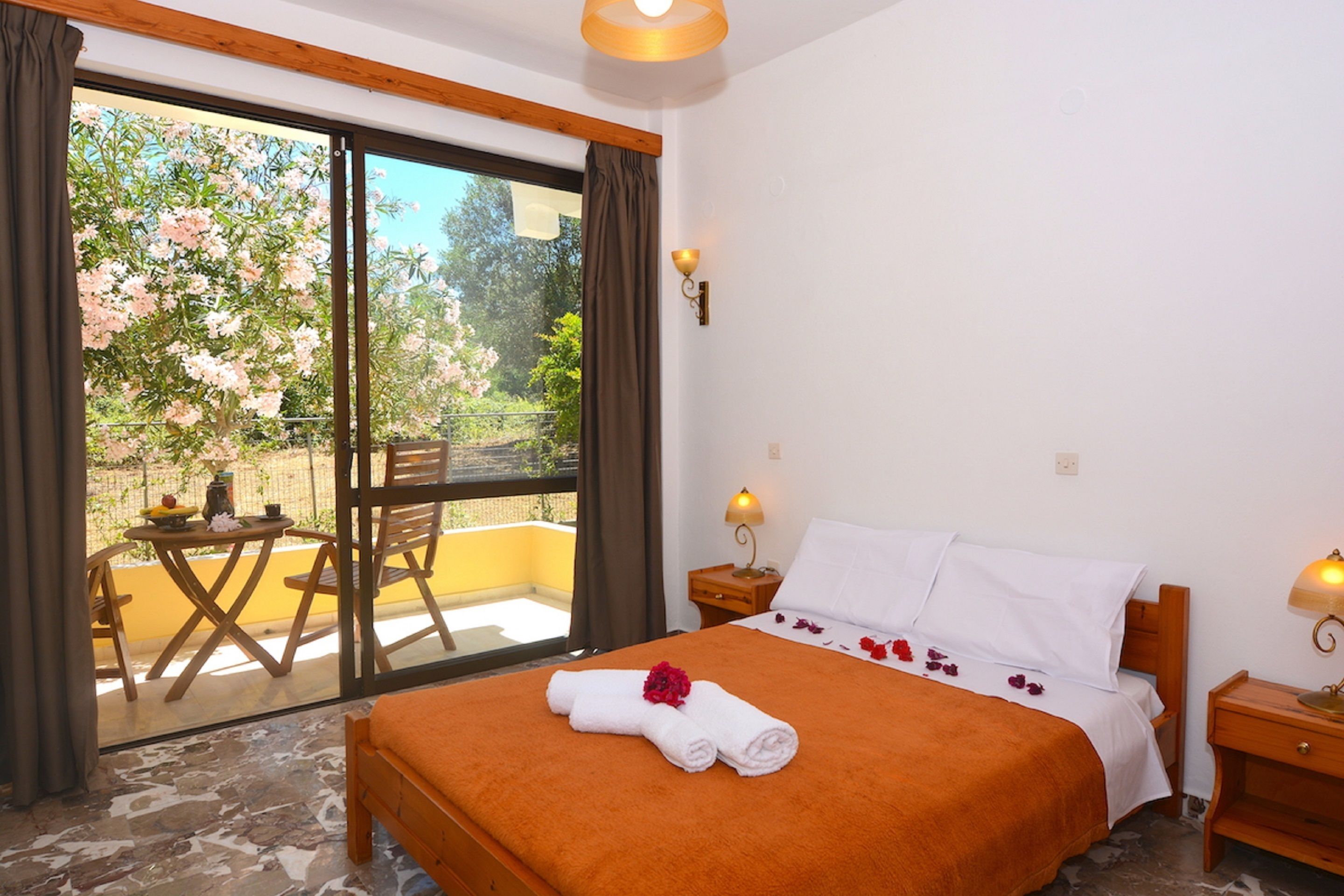 Quarto casal clássico, 1 cama Queen, vista para a praia, de frente para a praia | Cortinas blackout, Wi-Fi de cortesia, roupa de cama