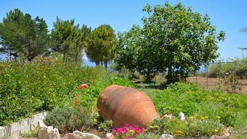 Apartamento clássico, 2 quartos, vista para a praia, de frente para a praia | Vista para o jardim