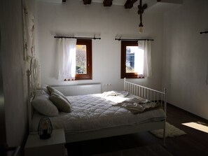 Deluxe House, Garden View | 2 bedrooms, soundproofing, free WiFi, bed sheets